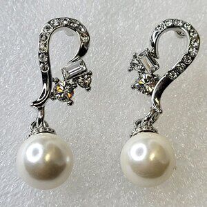 Pearl Drop Earring with Crystals
